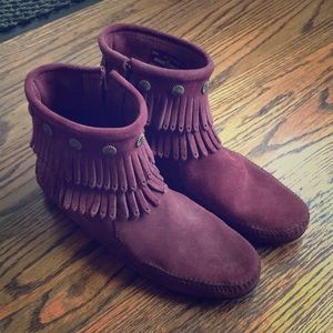 ⬇️ Like 🆕Minnetonka Maroon Fringe Booties Sz 10